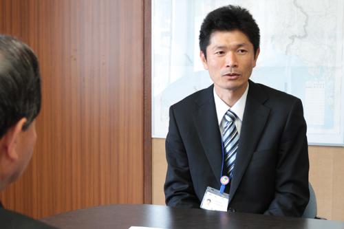 大西市長に報告を行う釼物さん