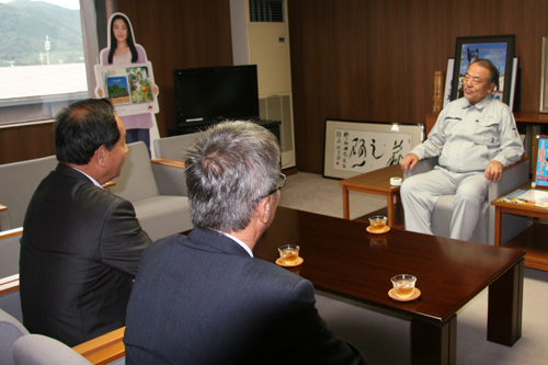野村萩市長（奥）と災害の状況について話しをする