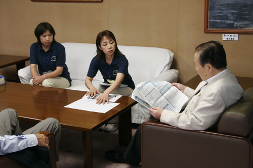 資料をもとに支援活動を報告する福田保健師