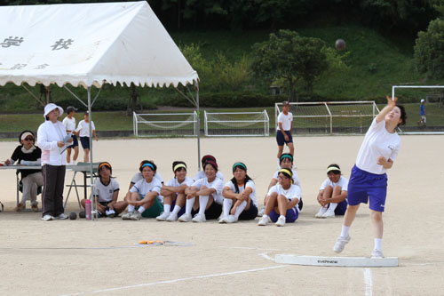 優勝を目指しての投てき