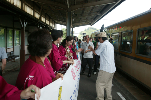 長門湯本駅では女将の歓迎に感激する乗客も