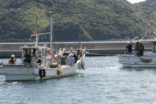故障した船を救助船が曳いて運ぶ訓練