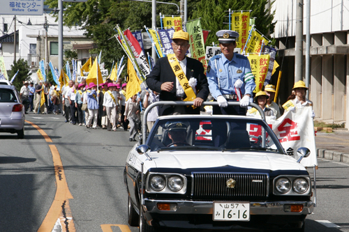 オープンカーもパレードに加わった