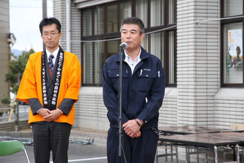 表彰を受けあいさつを述べる村田店長