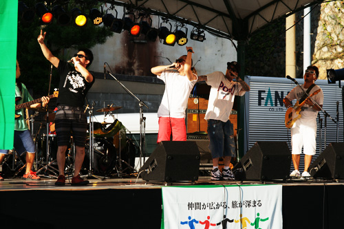 多彩な音楽を披露したlaugh partner