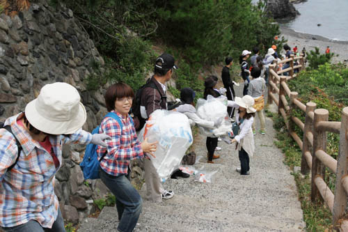 集めたごみは、集積場までバケツリレー方式で運ぶ