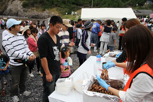 ごみ収集後、焼き鳥とサザエが振る舞われる