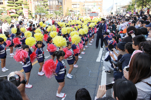 市内の保育園、幼稚園児による幼年消防パレード