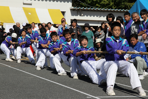 熱戦が繰り広げられた綱引き大会