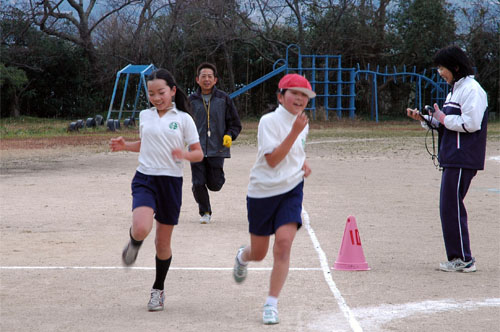 女の子二人が競り合ってゴール