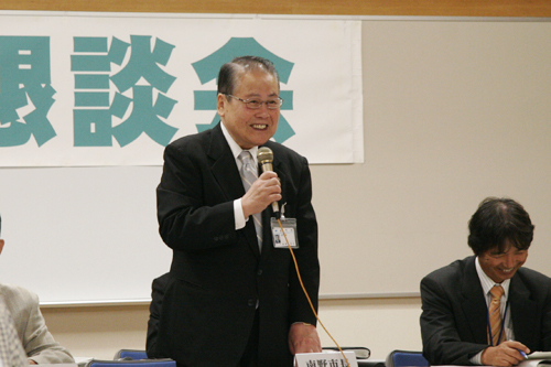 参加者の皆さんと意見交換をする南野市長
