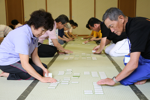 競技は互いに25枚ずつ札を並べるところから始まる