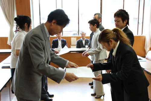 調印後協定書が新規就農者に手渡された