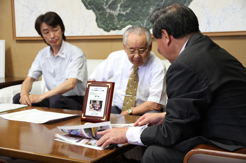 大西市長は「この受賞を糧に今後も活動を広げてください」と話した