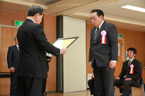 大西市長から表彰状が手渡される
