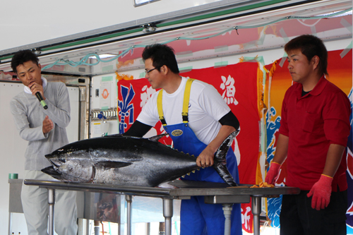 マグロの解体ショー