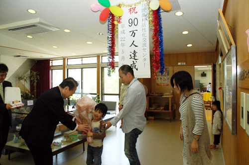 花束と記念品の贈呈