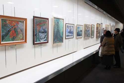 表彰式後、作品を見ながら談笑する出品者の姿が見られた