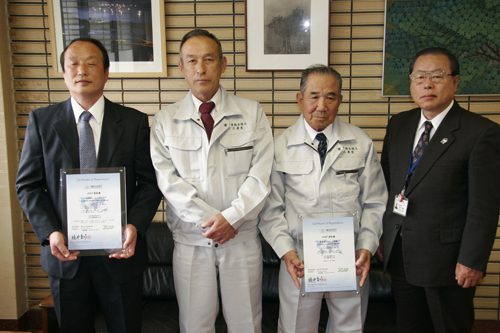 左から田邊社長、槌田専務理事、谷村組合長、小田組合長
