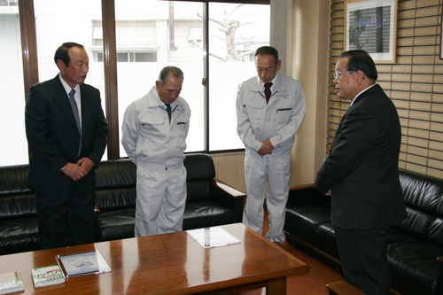 組合長室で行われた報告会