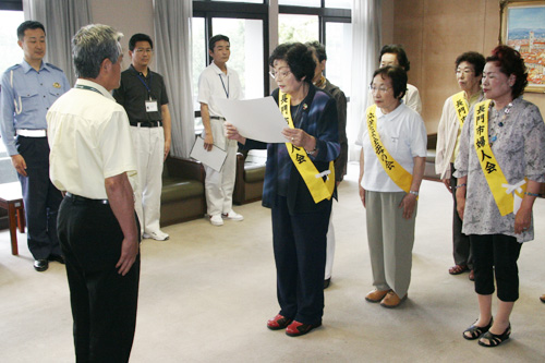 知事のメッセージを読み上げる長井会長