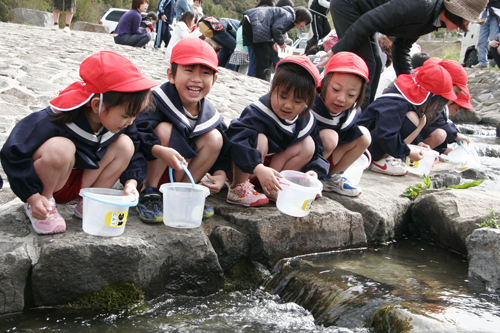 「あ、泳いだ！」とうれしそうな子どもたち