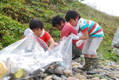 子どもたちも一生懸命清掃