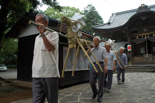 飯山八幡宮を出発するサバーサマ