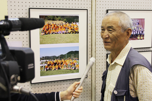 取材を受ける松岡さん