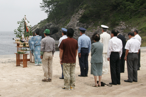 海に向かって安全を祈願