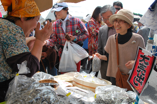 鮮魚や海産物が飛ぶように売れた