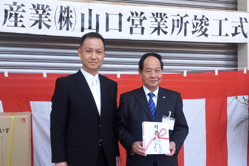 目録を手渡した福農産業株式会社の竹内良一代表取締役社長（左）と大西市長（右）