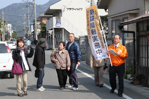 行方不明者を捜索する参加者