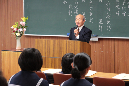 壇上であいさつをする松本清水会長
