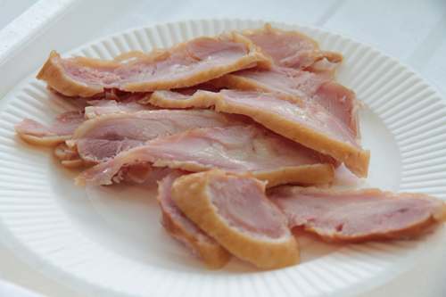 カットされた長州黒かしわの薫製
