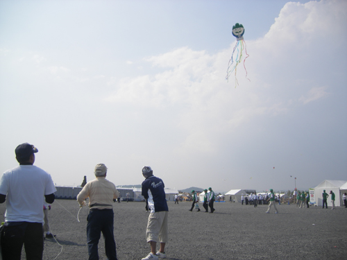 大空を舞うやまりん凧
