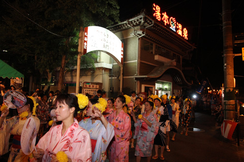 市営浴場前で踊る参加者