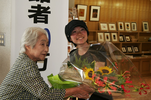 花束を受け取る半田さん