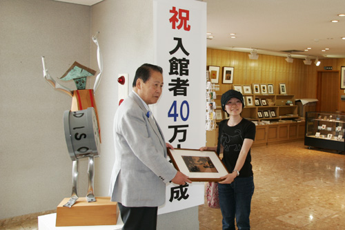 市長から記念品が贈られました
