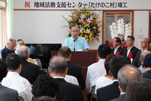 あいさつをする内山満男会長