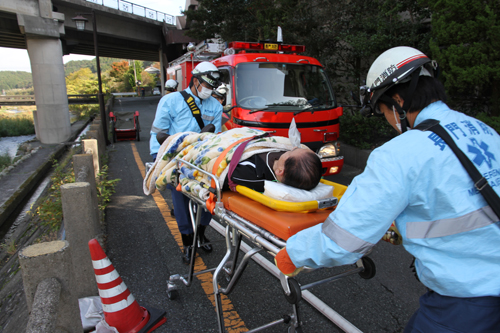 ケガをした人は救急隊が運ぶ
