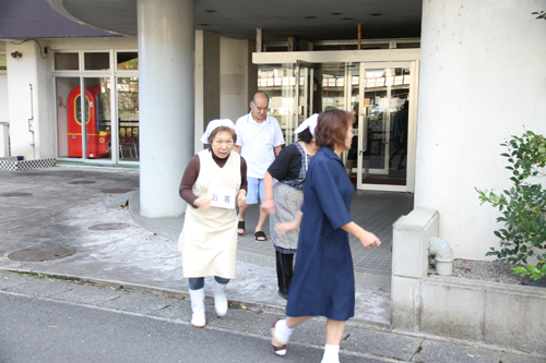 宿泊者を避難誘導