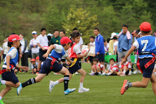 腰につけられたタグを追う選手（小学4年生以下の部）