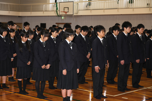 すべての動植物に感謝し黙祷をささげる