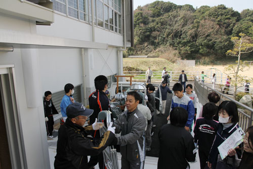 体育館に運び入れるようす
