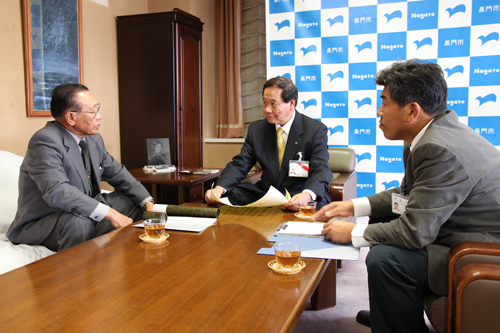 活動の内容を説明する中野会長