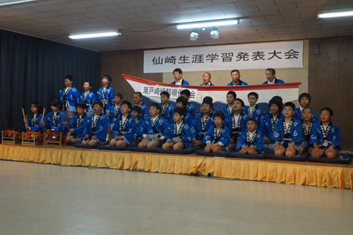 瀬戸崎鯨唄保存会が指導した仙崎小学校の鯨唄