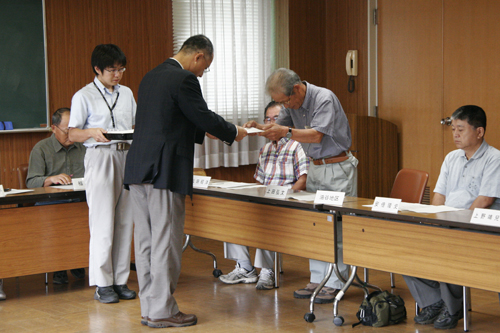 阿野副市長から委嘱状が交付されました