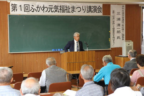 開会式であいさつする上野会長