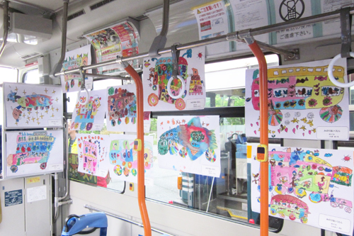 車内には保育園児らが描いたバスの絵が展示